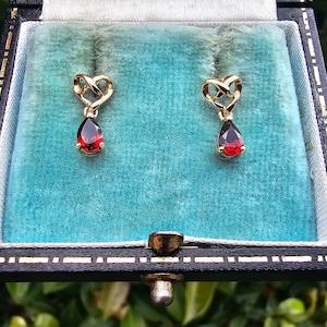 Vintage 9ct Yellow Gold Garnet Earrings Ganet and criss-cross Gold Heart Earrings 9K Gold Earrings Garnet Short Drop Earrings