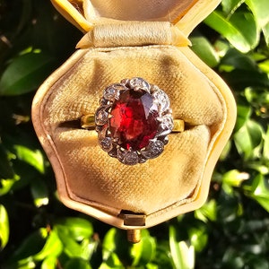 Vintage 18k Gold Garnet Diamond Ring - Size US 8.5