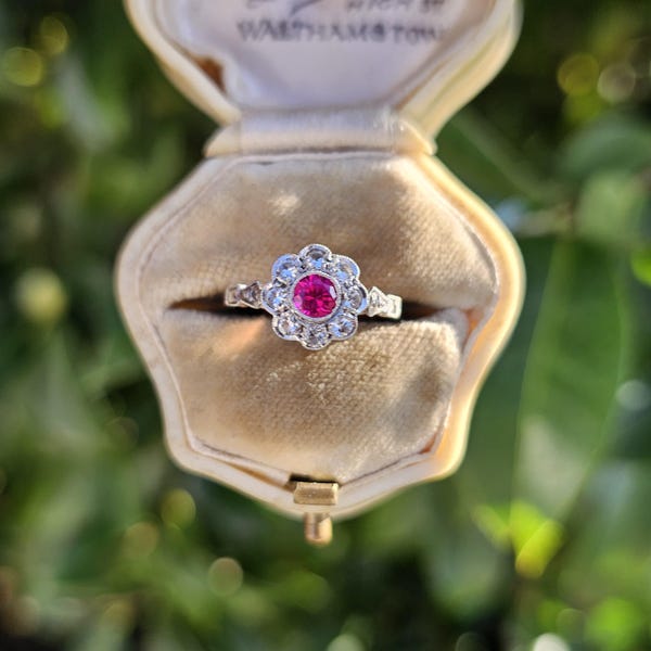 Anillo Art Deco de oro de 9 quilates con rubí y zafiro blanco en forma de margarita Anillo de oro macizo de 9 k con rubí rosa y zafiro blanco en racimo Anillo Art Deco con rubí y margarita, talla K 5,25