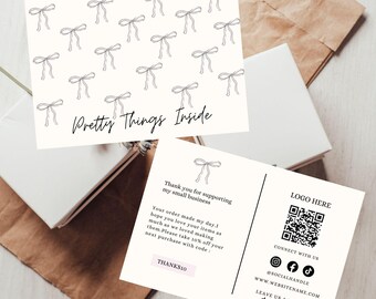 Könnte beinhalten: Eine weiße Dankeskarte mit einem schwarz-weißen Schleifendesign und dem Text "Pretty Things Inside". Die Rückseite der Karte enthält eine Dankesbotschaft, einen QR-Code und Social-Media-Icons.