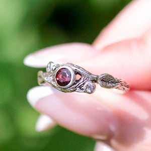 Zweig und Blätter Silber Natur Ehering für Frauen, Silber Granat Zweig Ring, Baumrinde Ring für Frauen, Blatt Baum Ring
