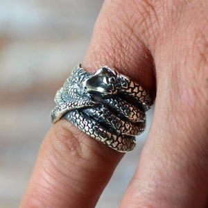 Anillo de serpiente de plata, anillo de serpiente para hombre, anillo gótico, regalo para novio, anillo de declaración oxidado para hombre hecho a mano, anillo de mitología de la serpiente Ouroboros