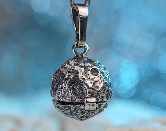 Mond Medaillon Halskette, Astronaut Anhänger, himmlischen Charme Schmuck, Silber Anhänger, 925 Sterling Silber, Planet Anhänger, Fantasy Geschenk