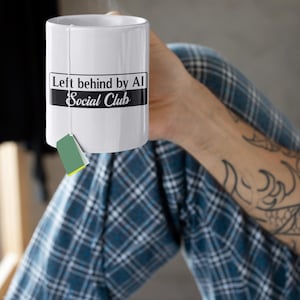 Taza de café Left Behind by AI Social Club - Regalo con humor sarcástico anti-IA - Regalo para autores - Regalo para artistas
