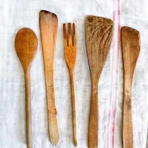 French Vintage Wooden Spoon, Spatulas, & Fork, Set of Five, French Country Cooking Utensils, Wood Utensils, Found in Provence bild 5