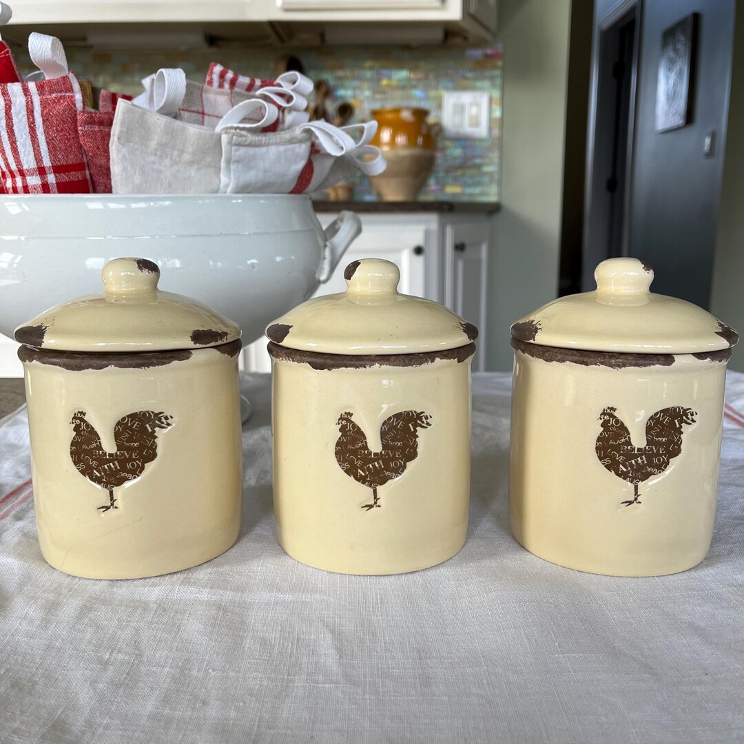 Rosanna Italian Villa Porcelain Small Canister – Blue Rib Chickens, Round With Lid, Multicolor