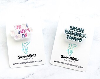 Könnte beinhalten: Zwei weiße Karten mit einem Faultier-Motiv und dem Text "small business owner" in verschiedenen Farben. Die Karte links hat rosa, lila und blauen Text. Die Karte rechts hat türkisfarbenen Text. Beide Karten zeigen den Text "SummerStyle Bracelets" und eine Website-Adresse.