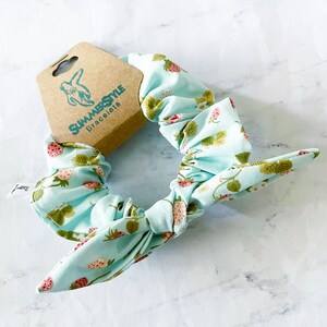 Pastelowa Truskawkowa Kokardka Scrunchie, Gumka do włosów Kokardka, Prezent Truskawkowy, Akcesoria do włosów, Bransoletki SummerStyle