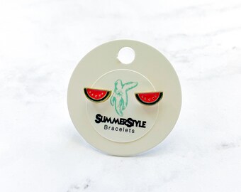 Könnte beinhalten: Ein Paar goldene Wassermelonen-Schnitz-Ohrringe auf einer weißen Karte mit dem Text "SUMMERSTYLE Bracelets".