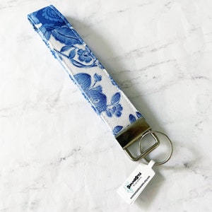 Llavero de pulsera con diseño de patchwork floral azul, cordón de 16,5 cm, hecho a mano, pulseras SummerStyle