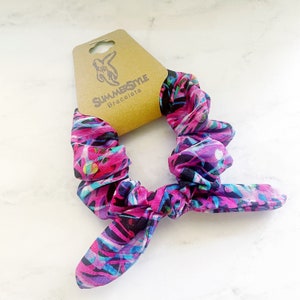 Chouchou gribouillis néon, Nœud papillon pour cheveux froissé, Noeud pour cheveux, Élastiques pour cheveux, Accessoires pour cheveux, Nœud papillon, Bracelets estival