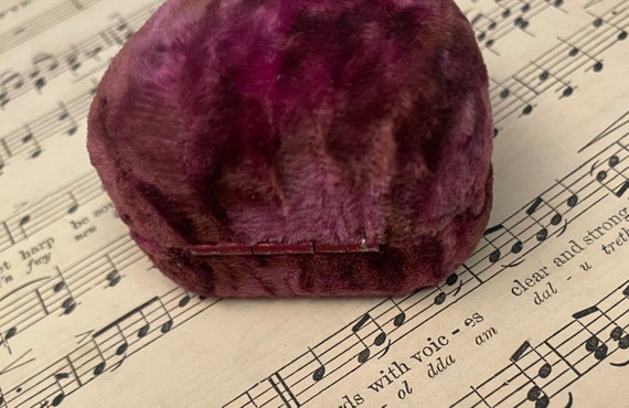 Antique Heart Shaped Pink Velvet Ring Box - image 5