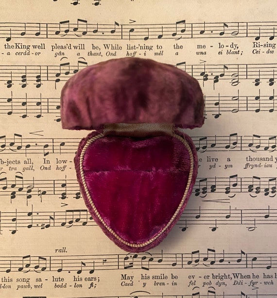 Antique Heart Shaped Pink Velvet Ring Box - image 3