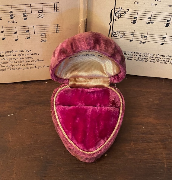 Antique Heart Shaped Pink Velvet Ring Box - image 1