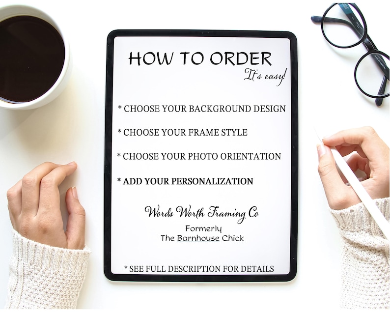 Op de afbeelding: Een zwart omrand bord met de tekst "HOW TO ORDER" en opsommingstekens met stappen: achtergrond, frame-stijl, foto-ori&euml;ntatie en personalisatie kiezen. Het bord bevat ook de tekst "Words Worth Framing Co".
