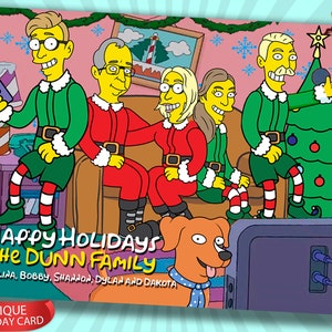 Op de afbeelding: Een vakantiekaart met een cartoonfamilie in kerstkleding. De Dunn-familie, met gele huid, draagt rode en groene kleding. De kaart leest "Happy Holidays The Dunn Family" en "Unique Holiday Card". Een hond is ook aanwezig.