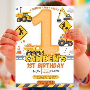 Könnte beinhalten: Eine Geburtstagseinladung mit Baustellen-Motiv, mit Baufahrzeugen und dem Text "CAUTION! PARTY AHEAD." Die Einladung enthält eine große Eins, ein Straßendesign und den Text "CAMDEN'S 1ST BIRTHDAY" mit Datum und Uhrzeit.