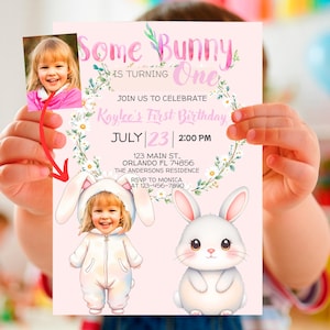 Convite de aniversário Some Bunny Is One | Convite digital personalizado com tema de coelho para o primeiro aniversário com foto da criança | Convite para festa de coelho