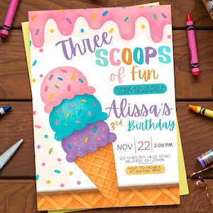 以下が含まれることがあります： ピンク、ターコイズ、紫の3つのスクープのアイスクリームコーンが特徴の、カラフルな誕生日招待状。「Three Scoops of Fun」と書かれており、アリッサの3歳の誕生日（11月22日）の詳細が含まれています。