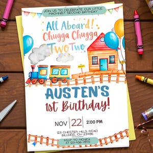 Op de afbeelding: Een kleurrijke verjaardagsuitnodiging met een treinthema. De uitnodiging luidt "All Aboard! Chugga Chugga Two Two" en "Austen's 1st Birthday!" met datum en tijd. Kleurpotloden en feestartikelen omringen de uitnodiging.
