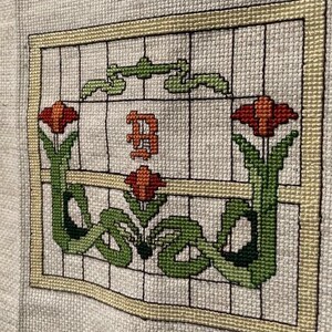 Arte vintage bordado a mano con diseño de tulipán estilo Art Déco, monograma inicial con letra B, estilo Grannycore, estilo Cottagecore, sin marco.