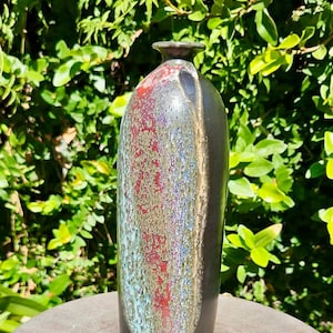 Vase en céramique fait main noir, rouge, blanc et bleu à effet goutte d'eau