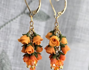 Pendientes colgantes de arcilla polimérica con diseño de rosa naranja atardecer