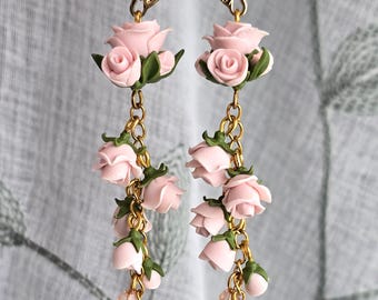 Pendientes colgantes de arcilla polimérica con ramo de rosas rosadas
