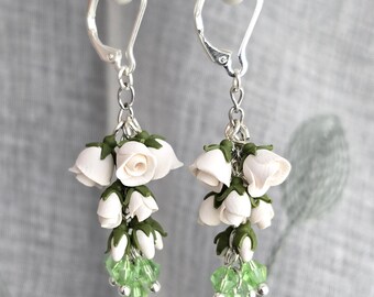 Pendientes colgantes de arcilla polimérica con forma de rosa blanca suave