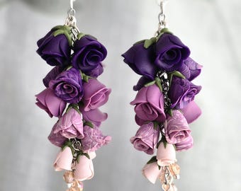 Pendientes colgantes de arcilla polimérica con rosas degradadas en tonos morado real y rosa.