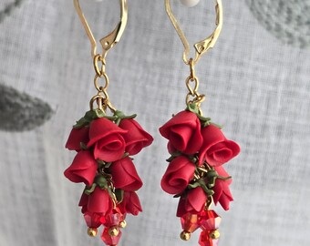 Pendientes colgantes de arcilla polimérica con rosas rojas brillantes