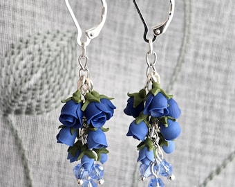 Pendientes colgantes de arcilla polimérica con rosas azul pastel