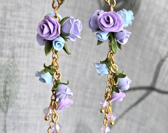 Pendientes colgantes de arcilla polimérica con ramo de rosas en tonos azul pastel y morado