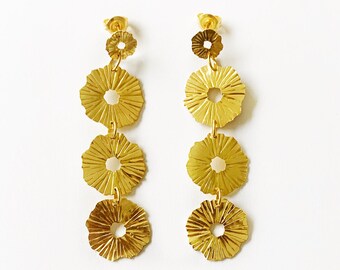 Golden earrings, irregular earrings, modern earrings, party earrings, elegant and flattering earrings