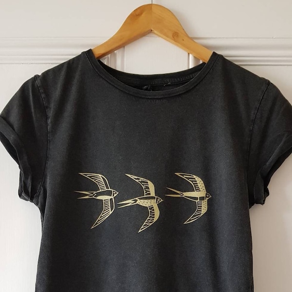 Handgedrucktes Schwalben Print T-Shirt aus Bio-Baumwolle mit Rollärmeln
