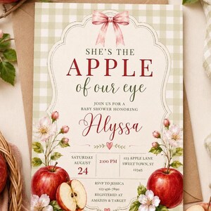 Może przedstawiać: Prostokątne zaproszenie na baby shower z jasnym zielonym tłem w kratkę, r&oacute;żową kokardą u g&oacute;ry oraz ilustracjami czerwonych jabłek z białymi kwiatami. Tekst brzmi: SHE'S THE APPLE of our eye, JOIN US FOR A BABY SHOWER HONORING Alyssa.