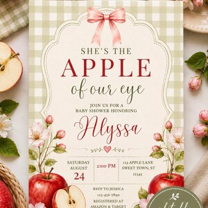 Może przedstawiać: Szablon zaproszenia na baby shower z jasnozielonym tłem w kratkę, r&oacute;żową kokardą u g&oacute;ry oraz ilustracjami czerwonych jabłek z kwiatami. Tekst brzmi: She's the apple of our eye, join us for a baby shower honoring Alyssa, Saturday August 24, 2:00 PM, 123 Apple Lane, Sweet Town, ST 12345, RSVP to Jessica 123-456-7890, registered at Amazon & Target.