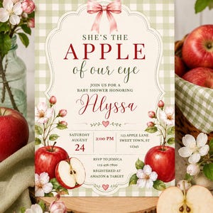 Może przedstawiać: Prostokątne zaproszenie na baby shower z jasnozielonym tłem w kratkę, r&oacute;żową kokardką na g&oacute;rze i ilustracjami czerwonych jabłek. Tekst brzmi: SHE'S THE APPLE of our eye JOIN US FOR A BABY SHOWER HONORING Alyssa SATURDAY AUGUST 24 2:00 PM 123 APPLE LANE SWEET TOWN, ST 12345 RSVP TO JESSICA 123-456-7890 REGISTERED AT AMAZON & TARGET.