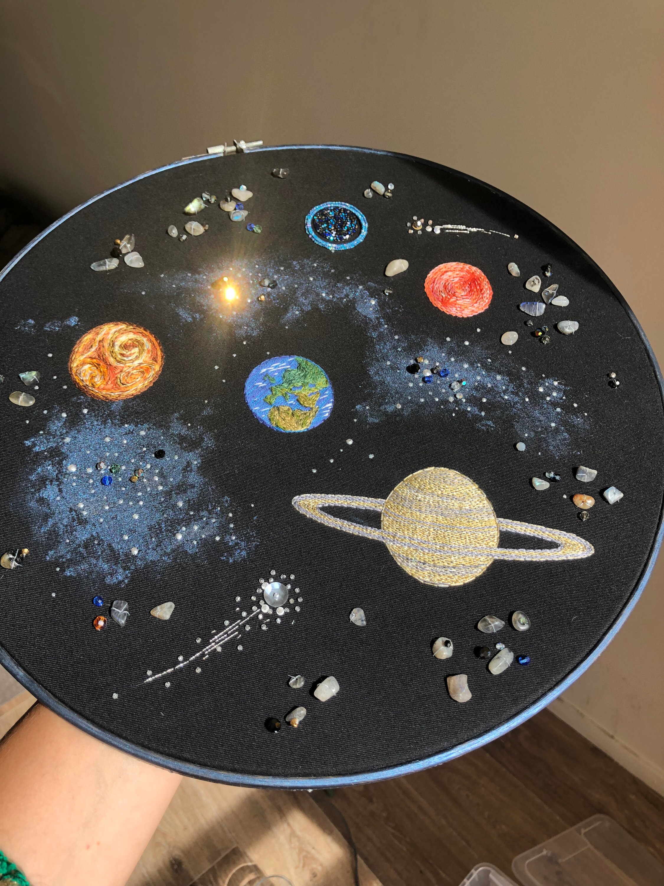 Broderie Main L'univers Réalisé avec Des Pierres Semi-Précieuses et Cristaux Swarovski