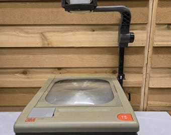 Proyector de transparencias 3M modelo 9100, color gris, probado, en buen estado y funcionando.