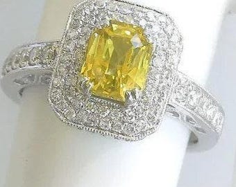 Anillo de compromiso de oro blanco de 14 k con zafiro amarillo talla esmeralda y halo de diamantes dobles. Filigrana.