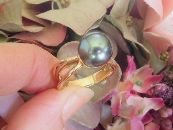 14k Yellow Gold Tahitian Pearl Ring: 10.5mm Cultured Pearl Solitaire