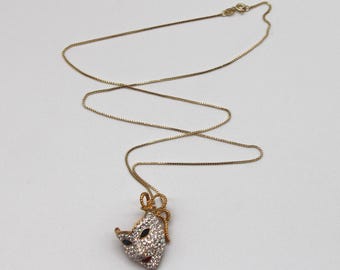 Collar con colgante de broche con máscara de teatro y logo de cisne de Swarovski brillante en tono dorado con cadena de plata 925 de 61 cm.