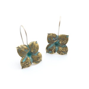 Kalanchoë bloemoorbellen, bronzen oorbellen, handgemaakte sieraden, op de natuur geïnspireerde oorbellen, botanische sieraden, bijzonder sieradencadeau
