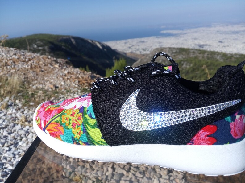 Swarovski Damen Nike Roshe Run Roshe One Schuhe alle schwarzen Sneakers Blinged Out mit authentischen Swarovski Kristallen benutzerdefinierte Bling Swarovski Damen Nike Roshe Run Roshe One Schuhe alle schwarzen Sneakers Blinged Out mit authentischen Swarovski Kristallen benutzerdefinierte Bling