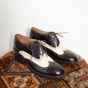 vintage 80s B+W spactator oxfords by Via Spiga / wing tip saddle shoes / lace up block heel / size 7.5
