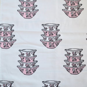 Peut inclure: Un fond blanc avec un motif répété de bols roses et blancs avec des motifs floraux noirs. Les bols sont empilés en groupes de trois et quatre.