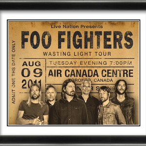 Puede incluir: Un cartel de concierto vintage para la gira Wasting Light de Foo Fighters. El cartel presenta una foto en blanco y negro de los miembros de la banda y el texto "Live Nation Presents Foo Fighters Wasting Light Tour Aug 09 2011 Tuesday Evening 7:00PM Air Canada Centre Toronto, Canada".
