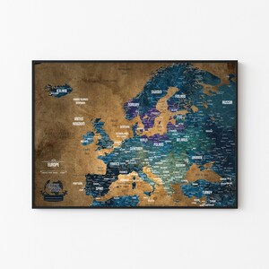 Puede incluir: Un mapa de Europa de estilo vintage con un esquema de color azul y dorado. El mapa está enmarcado en negro y tiene el texto "TRAVEL EVERY DAY" en un círculo en la parte inferior.