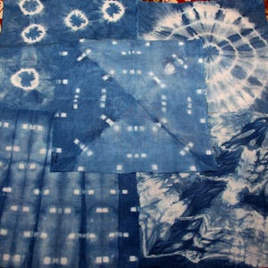 Puede incluir: Una colecci&oacute;n de cuadrados de tela azul y blanca con diferentes patrones de te&ntilde;ido anudado. Los cuadrados est&aacute;n cosidos juntos para crear una pieza de tela m&aacute;s grande.